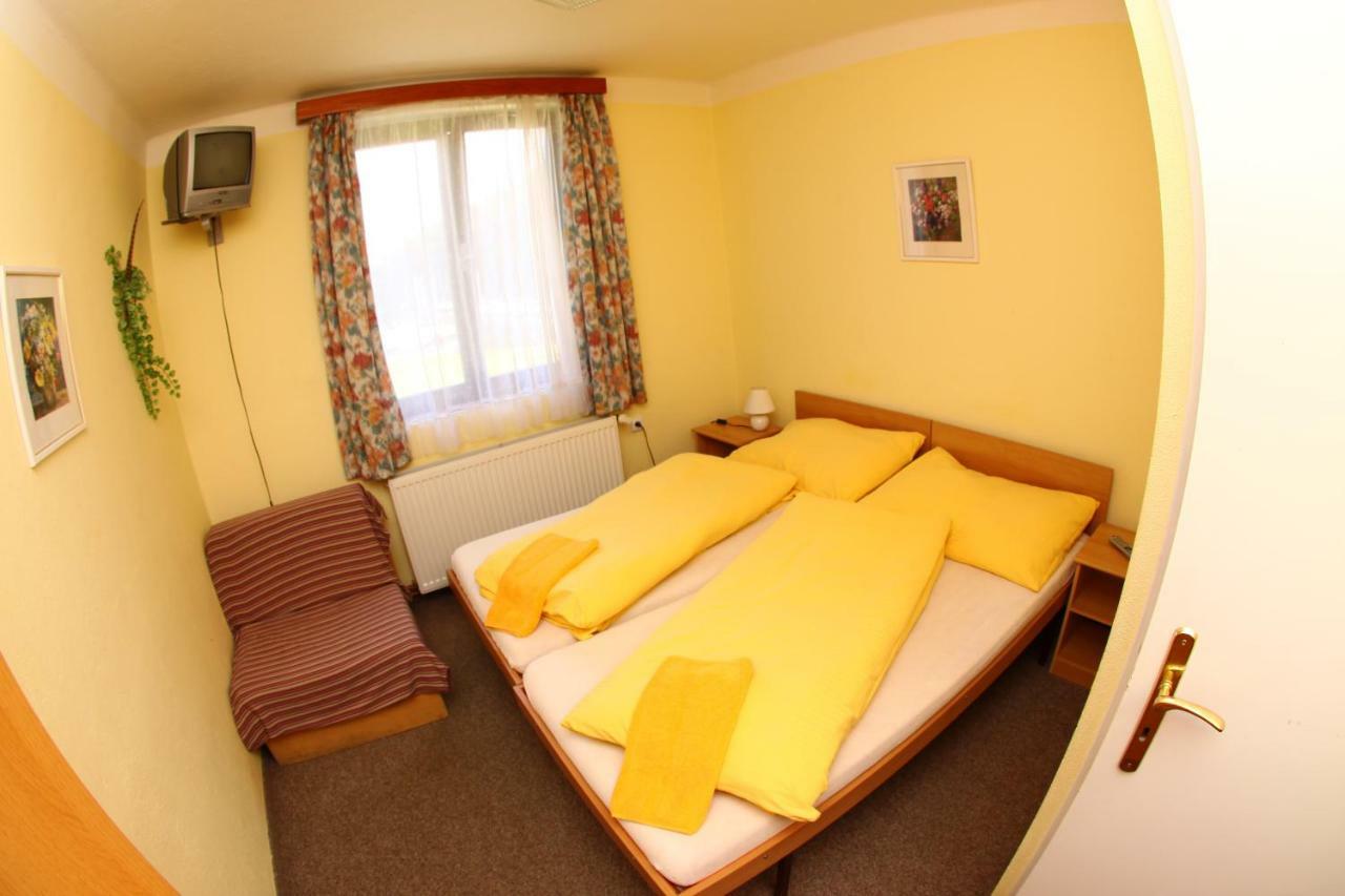 Yacht Club Barrandov Hotell Kožlí u Orlíka Eksteriør bilde