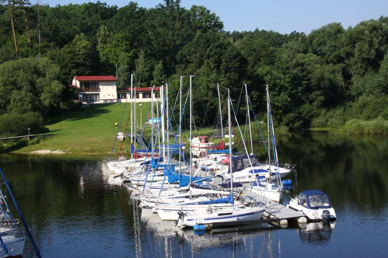 Yacht Club Barrandov Hotell Kožlí u Orlíka Eksteriør bilde
